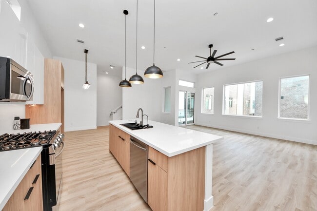 Building Photo - 3407 Hutchins St