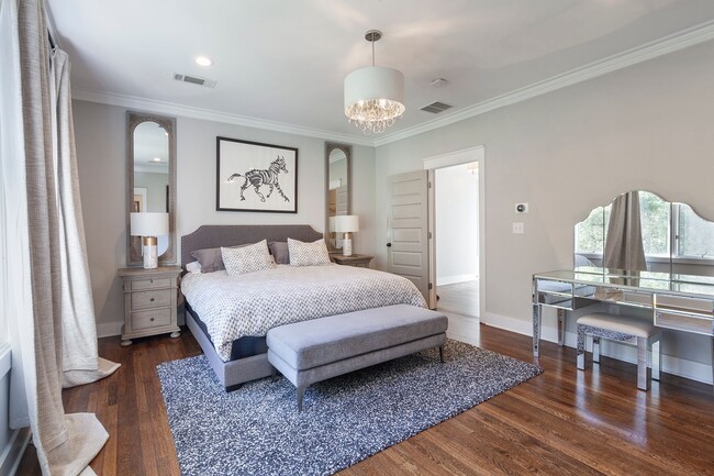 Building Photo - Gorgeous 4/3.5 w/ Bedroom on Main & Large,...