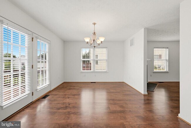 Building Photo - 2068 Stoneleigh Dr