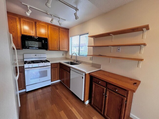 Building Photo - Spacious 3 bedroom 1.5 bath