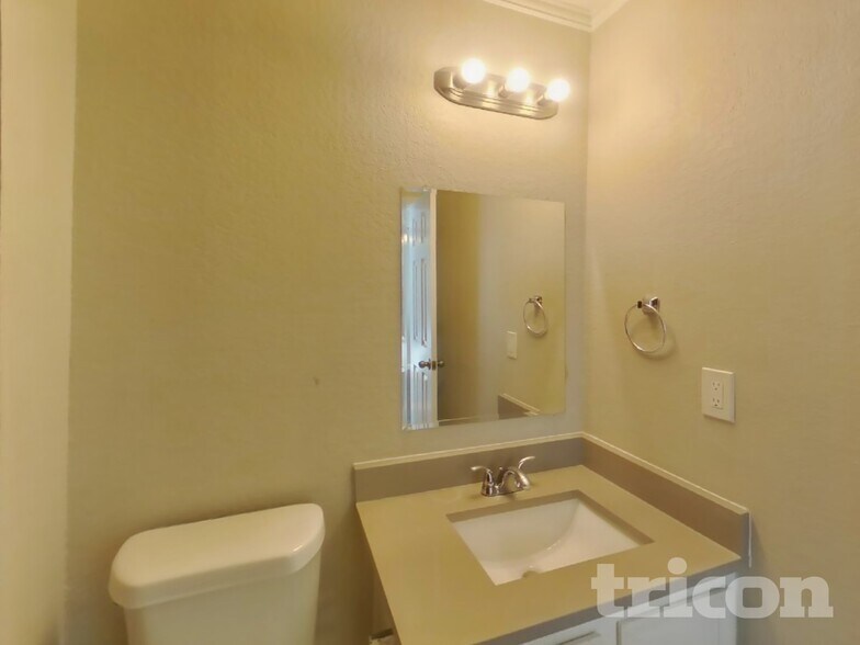 Building Photo - 716 King St