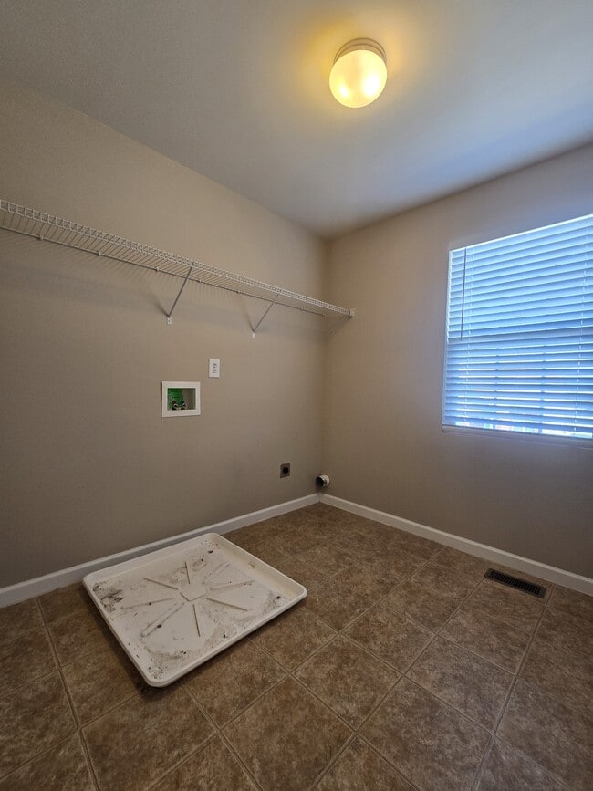 Building Photo - 1015 Daniel Ln