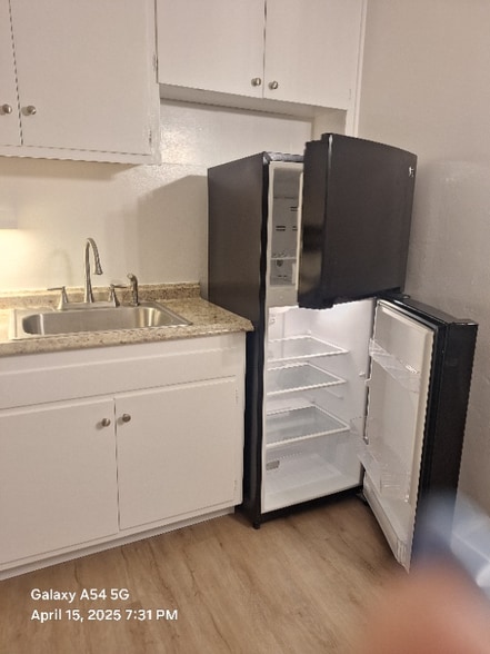 Building Photo - 609 De La Vina St