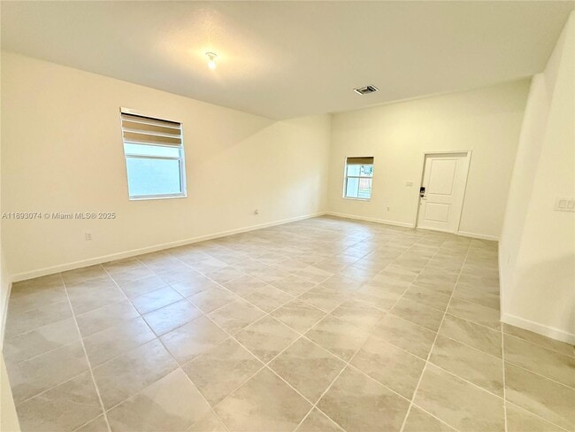 Building Photo - 2760 SE 23rd Ave