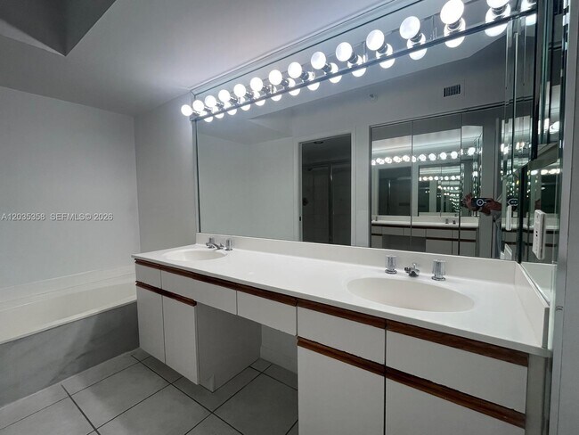 Building Photo - 3530 Mystic Pointe Dr