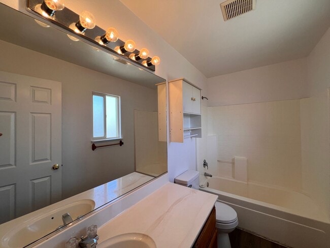 Building Photo - Cute Home in Donner Trail Estates.