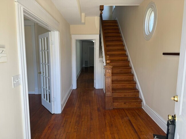 Building Photo - Spacious 3BR / 2BA apartment with ensuite bath and in-unit laundry