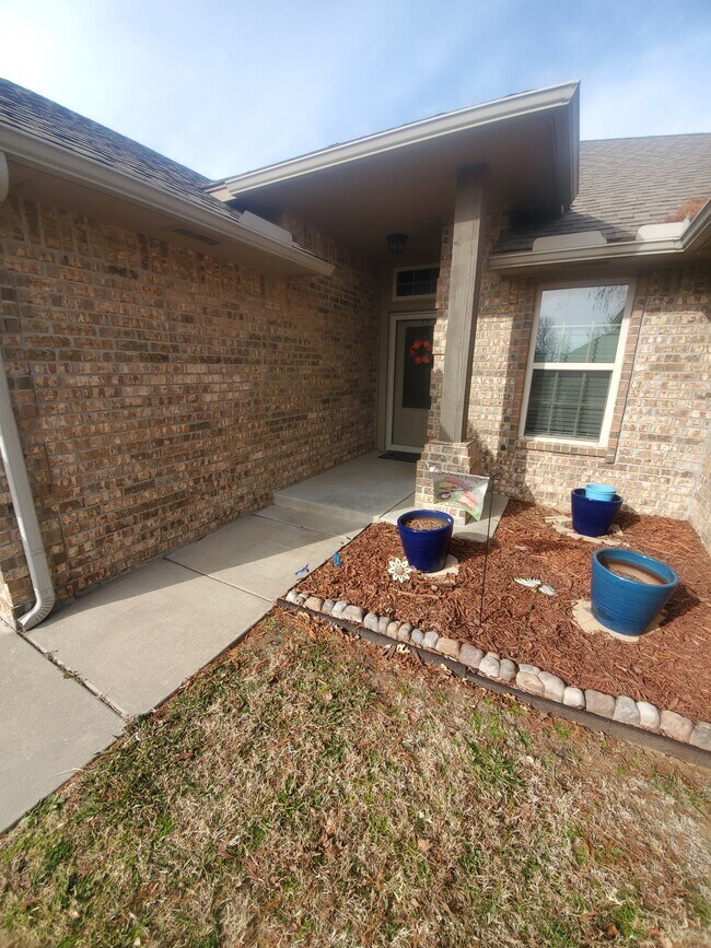 Building Photo - 605 SW 149th Pl