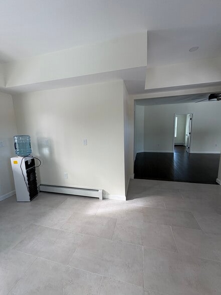 Kitchen open to living room - 316 Old Fall River Rd