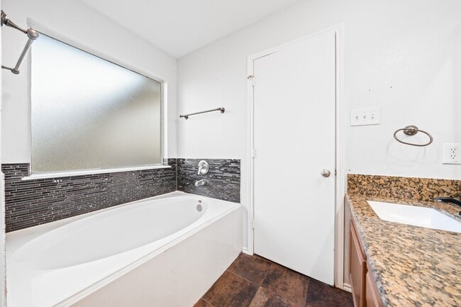 Building Photo - 11018 WARATH Oak Ct