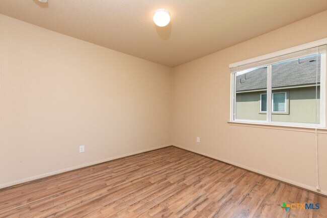 Building Photo - 132 Talon Dr