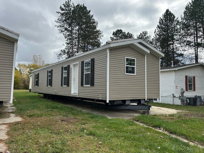 Building Photo - 3170 Orchard Lake Rd