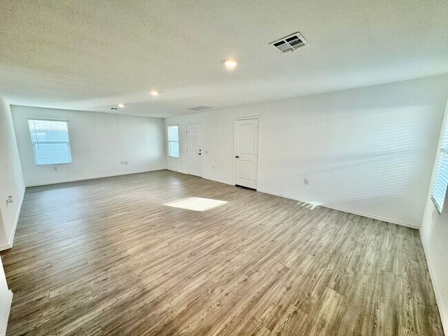 Building Photo - **APPLICATION RECEIVED** *MOVE IN SPECIAL* Charming 3/2 Home with Garage, Fenced Backyard & Commu...