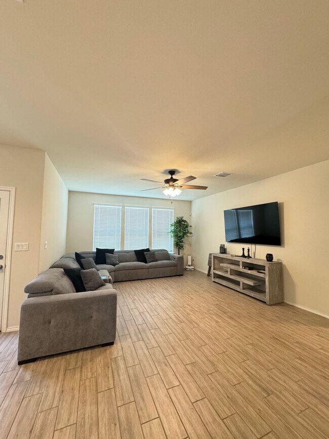 Building Photo - Beautiful 4 BD/3 BA Home Available off Wiseman Rd/Far West San Antonio! Available JULY 1st!