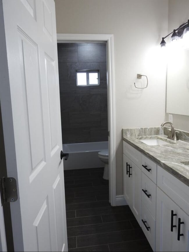 Building Photo - 400 Pitaya Ln