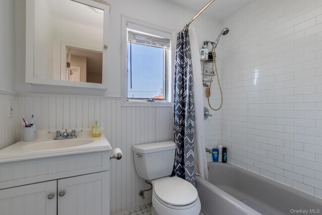 Building Photo - 977 Woodcliff Dr