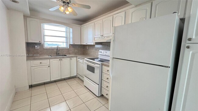 Building Photo - 137 Golden Isles Dr