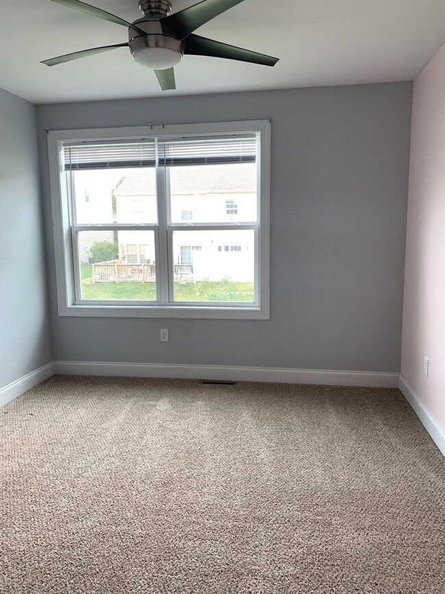 Building Photo - Spacious 3-Bed, 2.5-Bath Townhouse with Fenced Backyard!