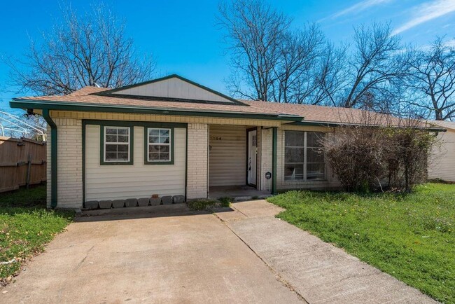 Building Photo - For Lease – Newly Renovated Home in the He...