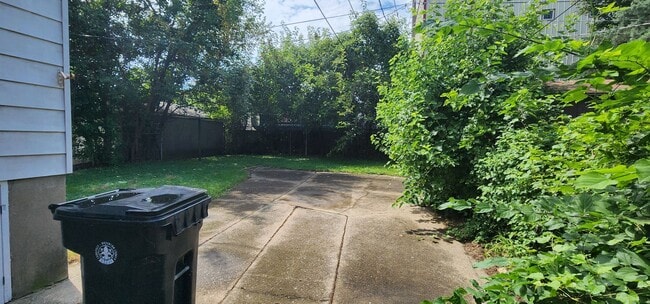 Building Photo - Welcome to this charming 3-bedroom, 2-bath...