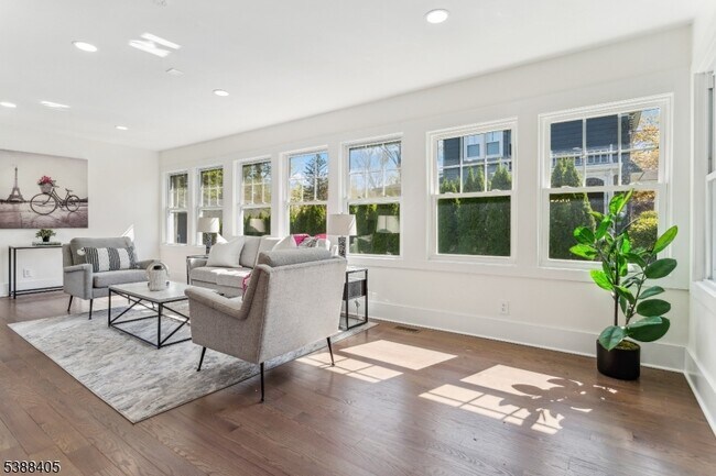 Building Photo - 648 E Broad St