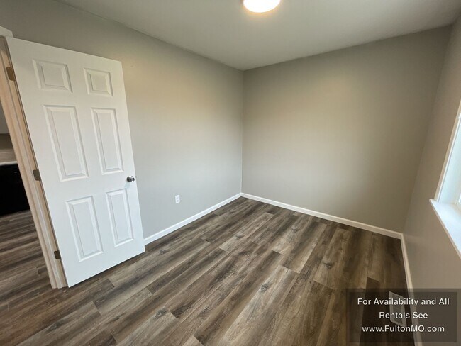 Building Photo - 300 Market St