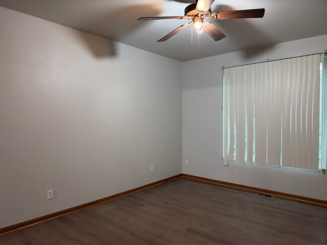 Building Photo - 612 Queens Ct