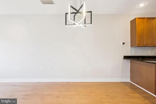 Building Photo - 181 E Reed Ave