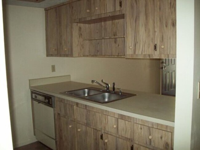 Building Photo - 670 SE 28th Pl