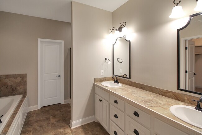 Building Photo - 165 Harvey Cir