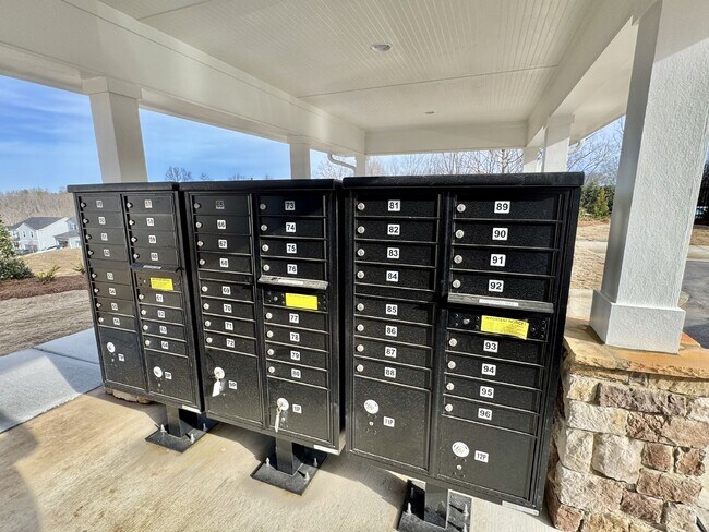 Building Photo - Like New 5 Bedroom Home with Community Amenities