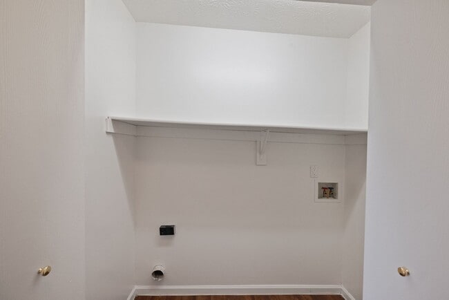 Building Photo - Conveniently Located on 32 in Crawfordsville******Large 2 Bedroom******Comfortable Living