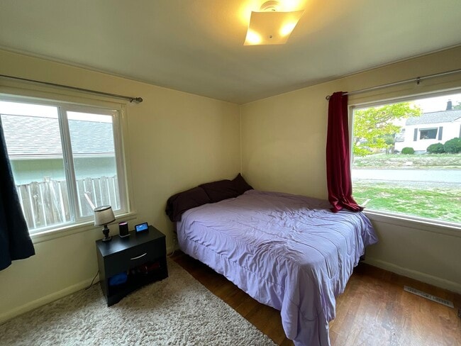 Building Photo - Great 2 Bedroom 1 Bath Home Near the Heart of Shelton