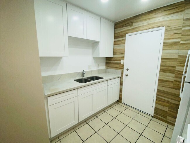 Building Photo - E Washington Ave Triplex