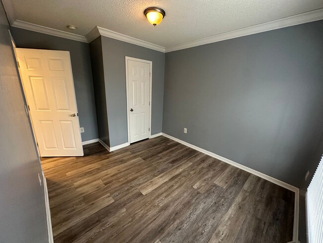 Building Photo - Three bed, two full bath! Single level in ...