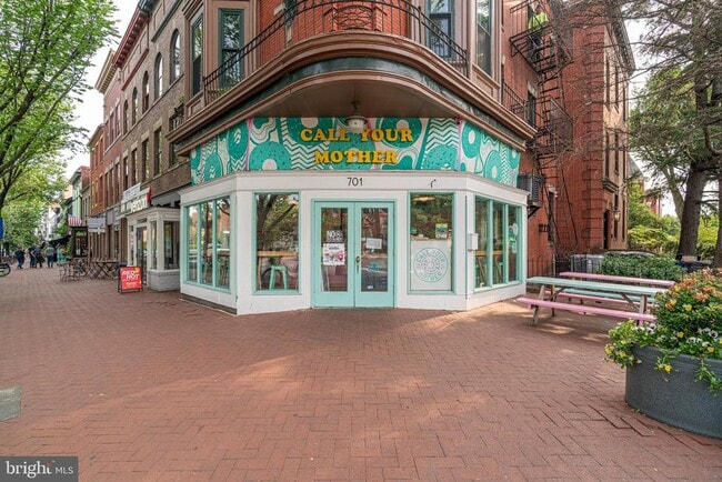 Building Photo - 711 G St SE