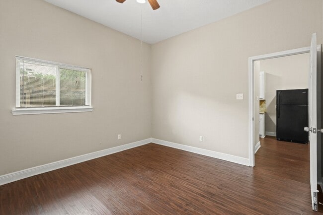 Building Photo - One of a kind, adorable 2 bed/1bath