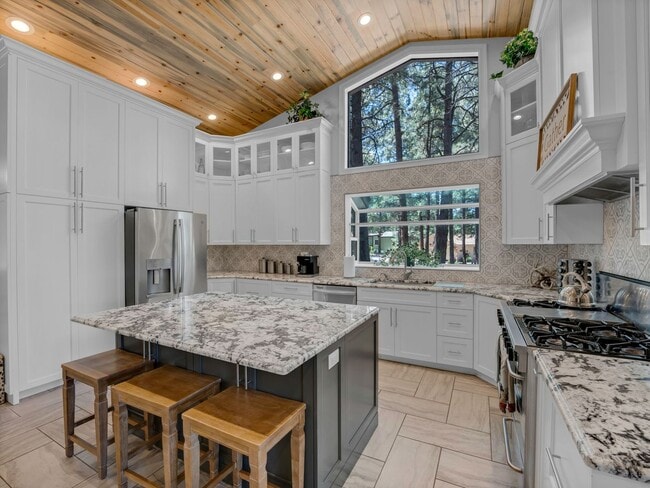 Building Photo - Gorgeous Furnished Country Club Rental