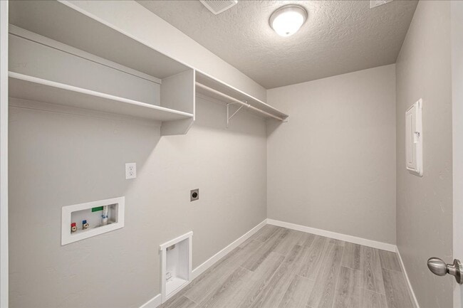 Building Photo - 2 Story Nampa Home!