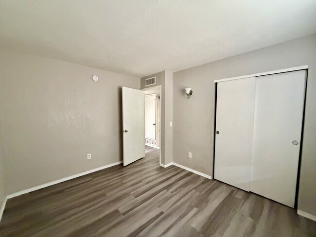 Building Photo - 2645 N Alvernon Way
