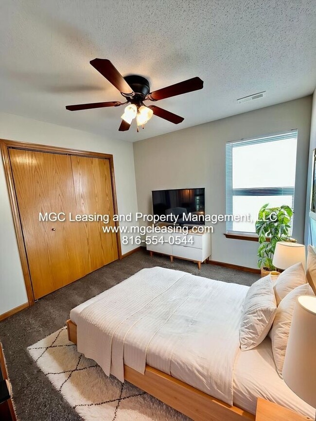 Building Photo - Updated Interior Townhome at Remington Village — Raymore, MO