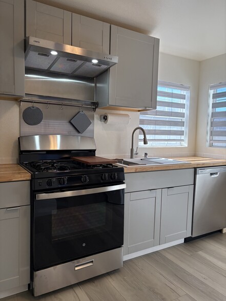 Building Photo - 2037 N Brighton St