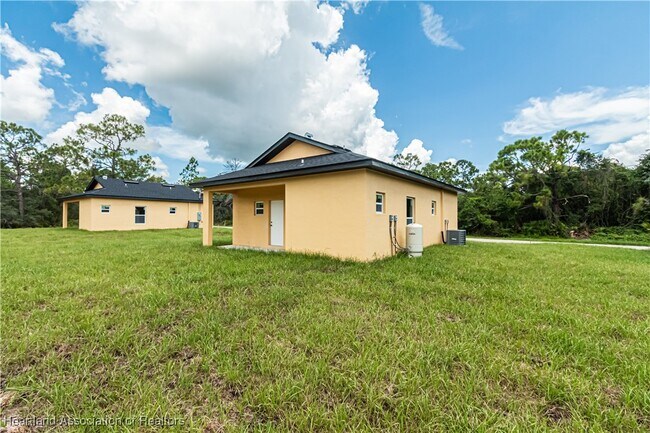 Building Photo - 3210 Oleander Dr