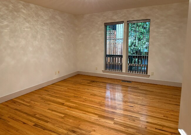 Building Photo - Contemporary SW Portland Home with Garage, A/C, and Prime Location Steps from OHSU and Willamette...