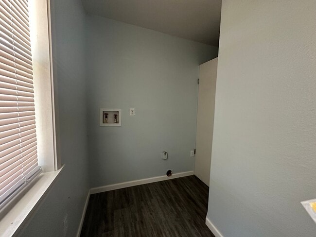 Building Photo - Introducing a charming 3-bedroom, 1.5 bath...
