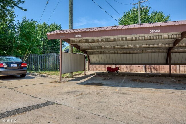 Building Photo - 2 br, 1 bath  - 30506 Oakridge Manor Dr