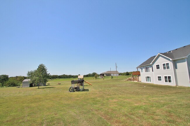 Building Photo - New price! Enjoy country living and seclus...