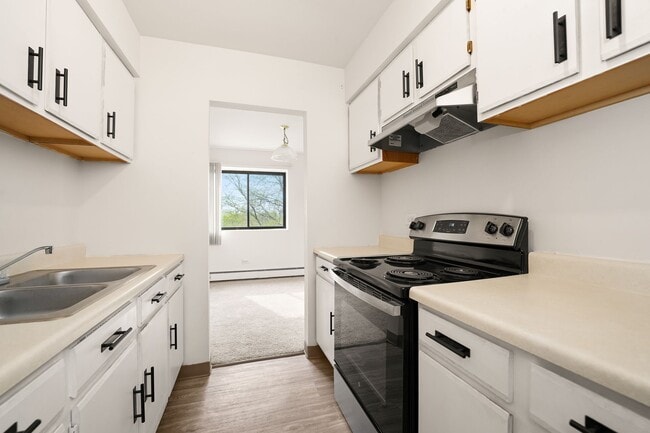 Building Photo - Carriage Creek Apartments