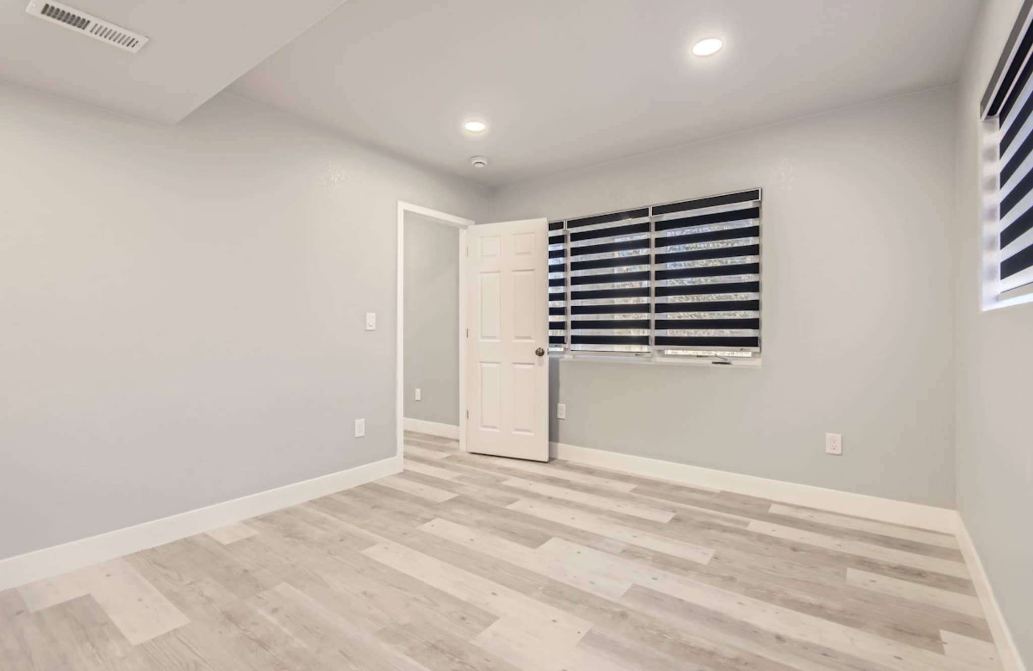 Building Photo - 15721 E Lake Cir