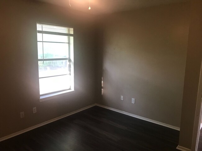 Building Photo - TWO BEDROOM DUPLEX TO SHARE WITH YOUR FURR...